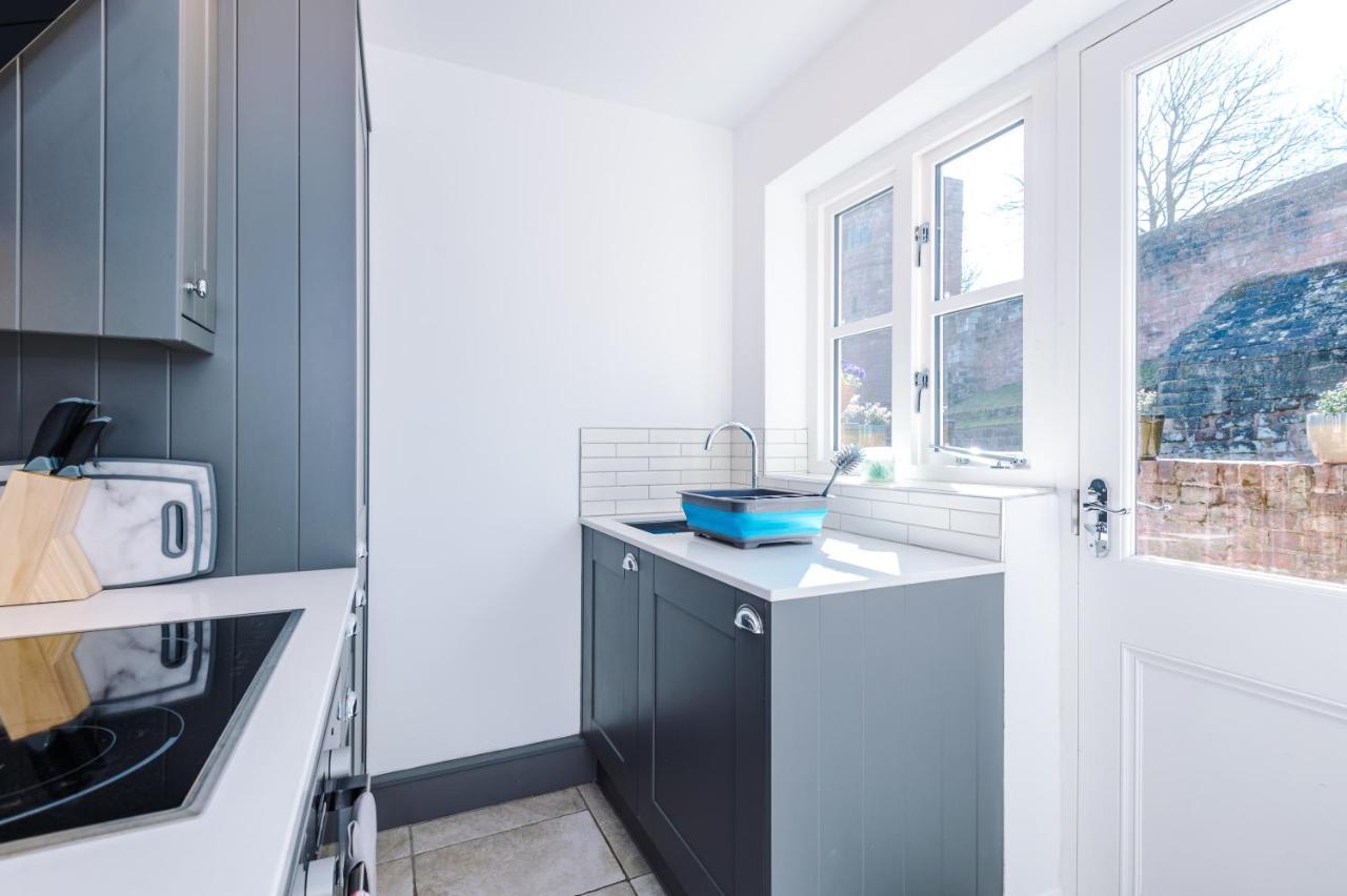 Stylish Home With Canal Views Chester Eksteriør billede