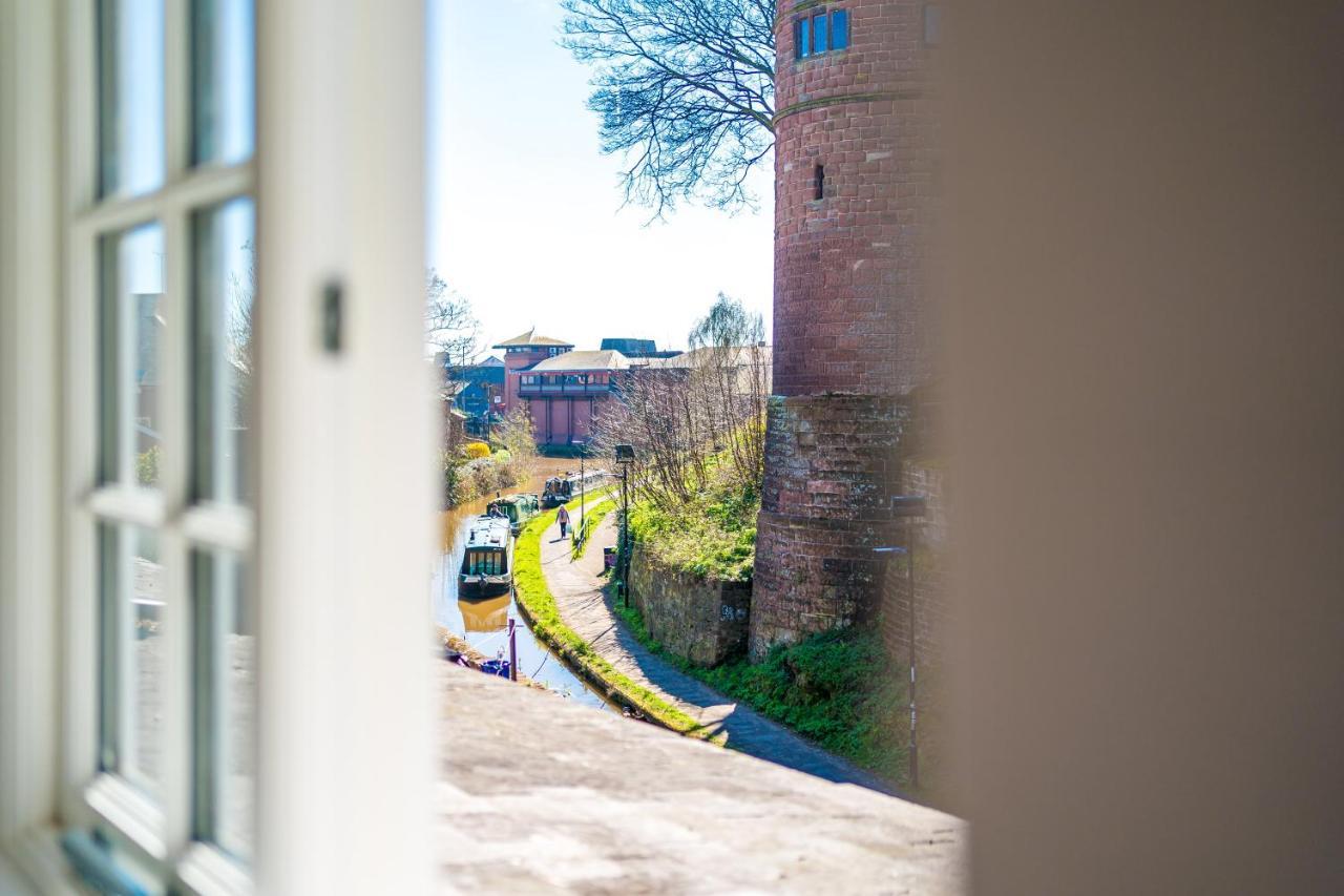 Stylish Home With Canal Views Chester Eksteriør billede