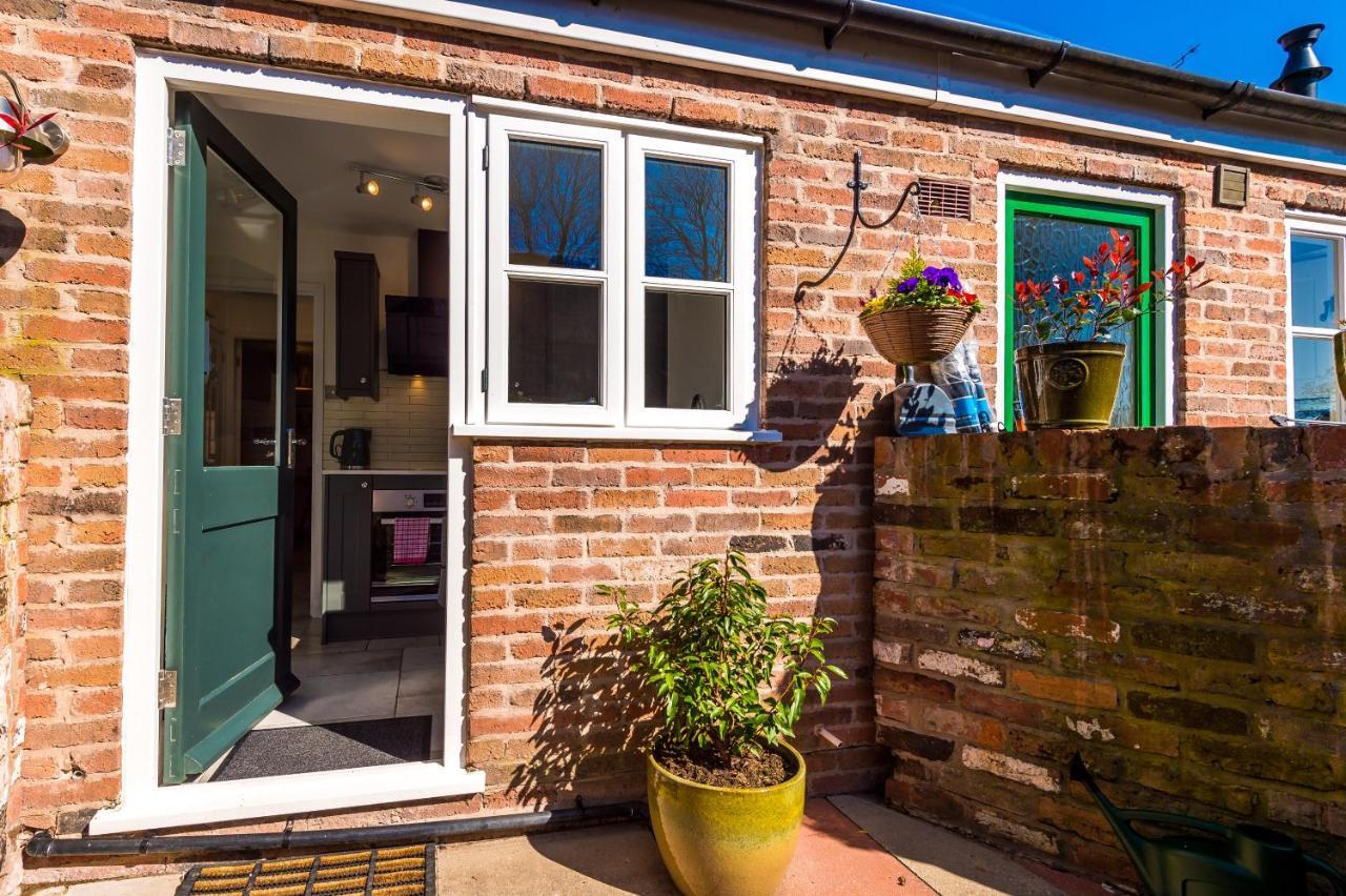 Stylish Home With Canal Views Chester Eksteriør billede
