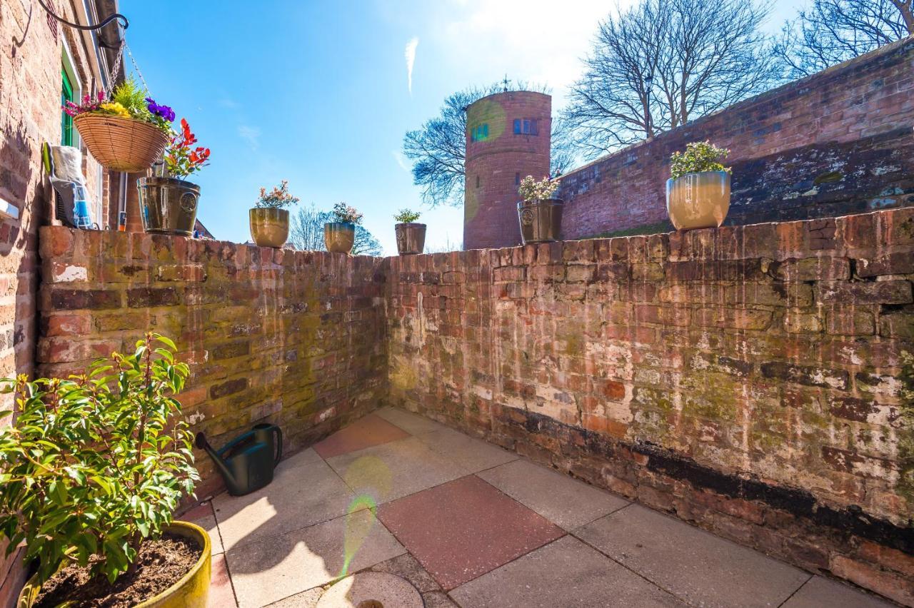 Stylish Home With Canal Views Chester Eksteriør billede